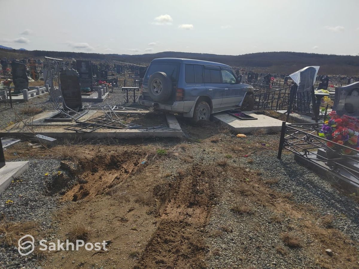 На городском кладбище Южно-Сахалинска водитель Pajero устроил 